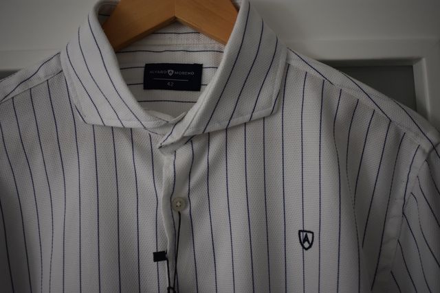 CAMISA BLANCA DE RAYAS AZULES "ALVARO MORENO"