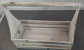 Caja de madera con asa