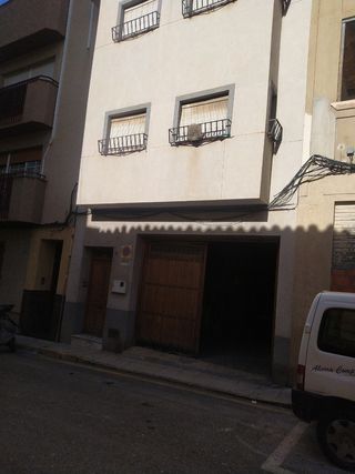 Casa grande con dos viviendas más el bajo cochera