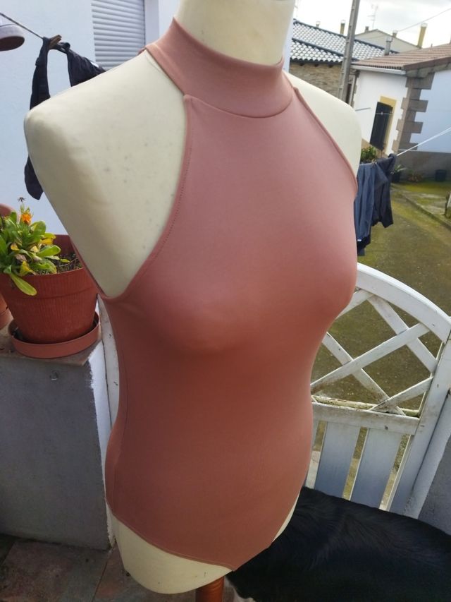 Body rosa nude cuello halter Zara talla M