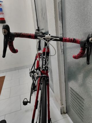 Bicicleta de carretera.  Trek Madone carbono.