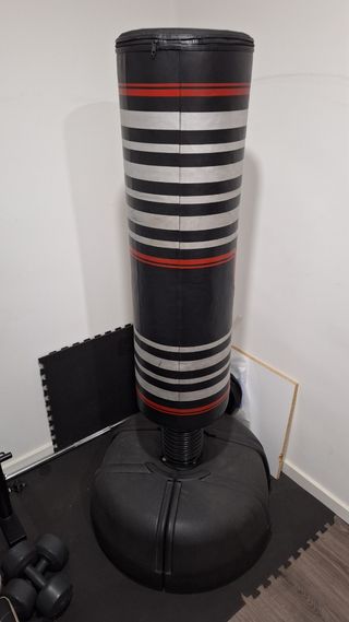 Banco, mancuernas y saco