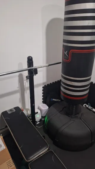 Banco, mancuernas y saco