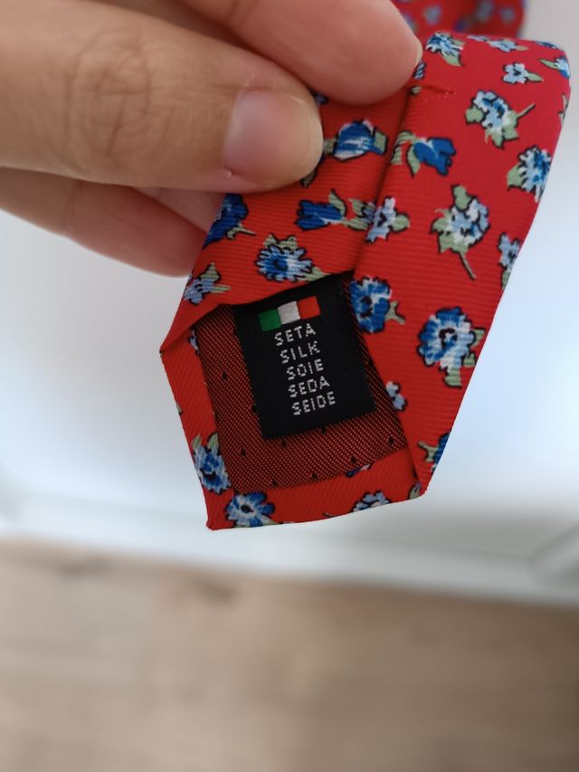 Corbata roja con flores azules de seda