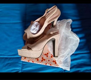 Tacones nude