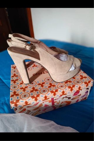 Tacones nude