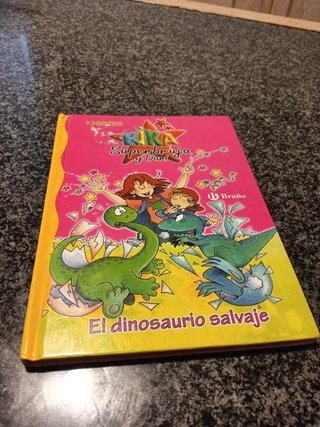 El dinosaurio salvaje (Kika Superbruja y Dani / Kika Superwitch and Dani) (Spanish Edition)