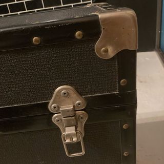 Antiguo baul rectangular instrumental