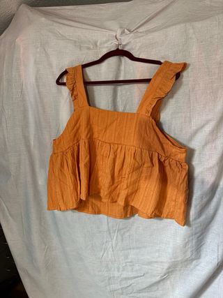 Blusa crop top marron anaranjada con volantes