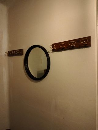 2 colgadores antiguos de madera y metal