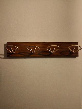 2 colgadores antiguos de madera y metal
