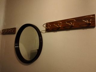 2 colgadores antiguos de madera y metal