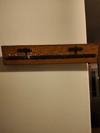 2 colgadores antiguos de madera y metal