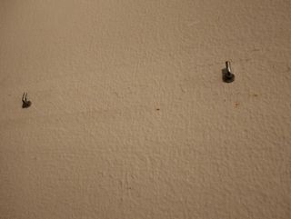2 colgadores antiguos de madera y metal