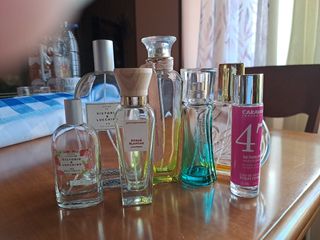 Bottiglie di profumo vuote