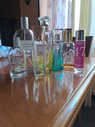 Bottiglie di profumo vuote