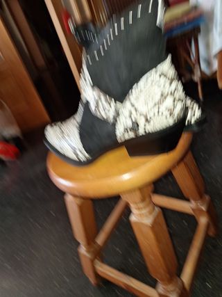 Botines efecto piel de serpiente 