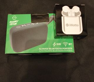 Altavoz portátil y auriculares 