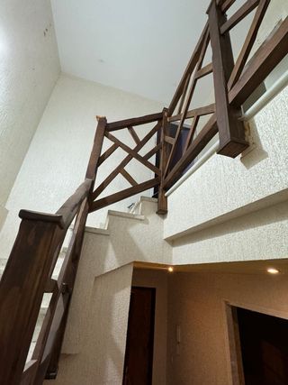 Barandilla de madera escalera