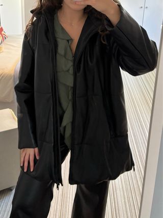 Abrigo impermeable negro de polipiel de zara