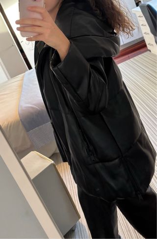 Abrigo impermeable negro de polipiel de zara