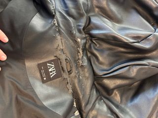 Abrigo impermeable negro de polipiel de zara