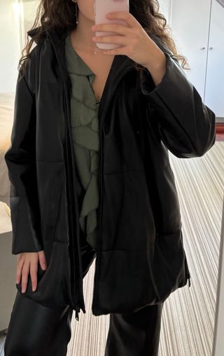 Abrigo impermeable negro de polipiel de zara