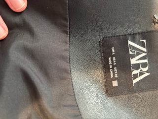 Abrigo impermeable negro de polipiel de zara