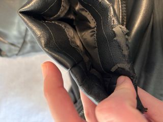 Abrigo impermeable negro de polipiel de zara