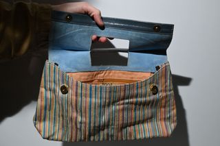 Bolso clutch rayas coloridas y cuero azul vintage