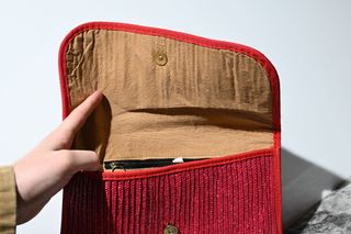 Bolso clutch tejido rojo elegante y moderno vintag