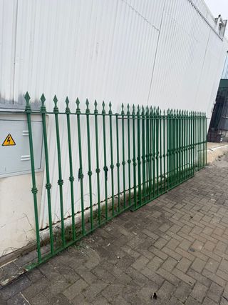 2 Paños de rejas para vallas de hierro macizo