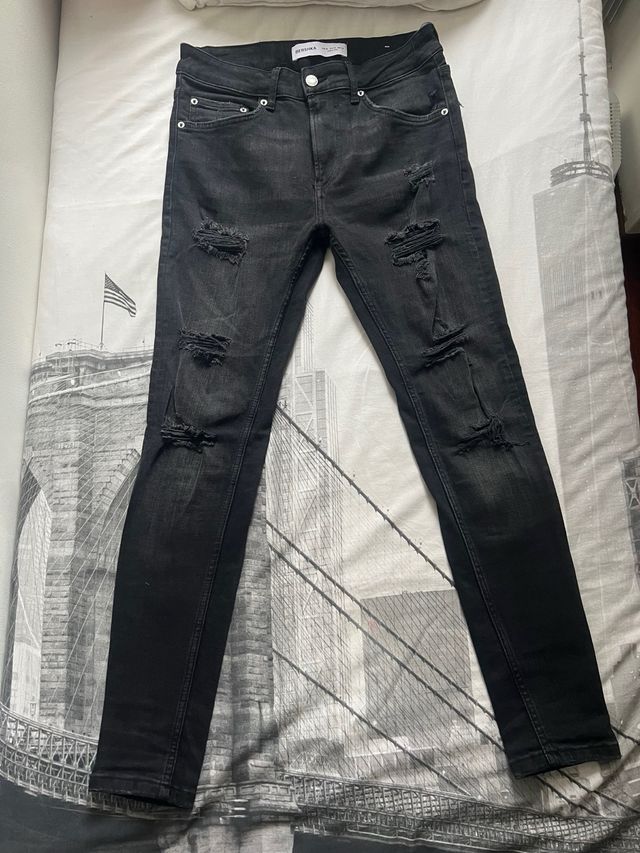 Pantalon roto ajustado Bershka