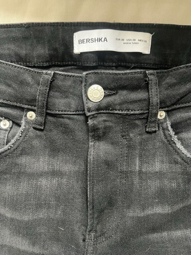 Pantalon roto ajustado Bershka