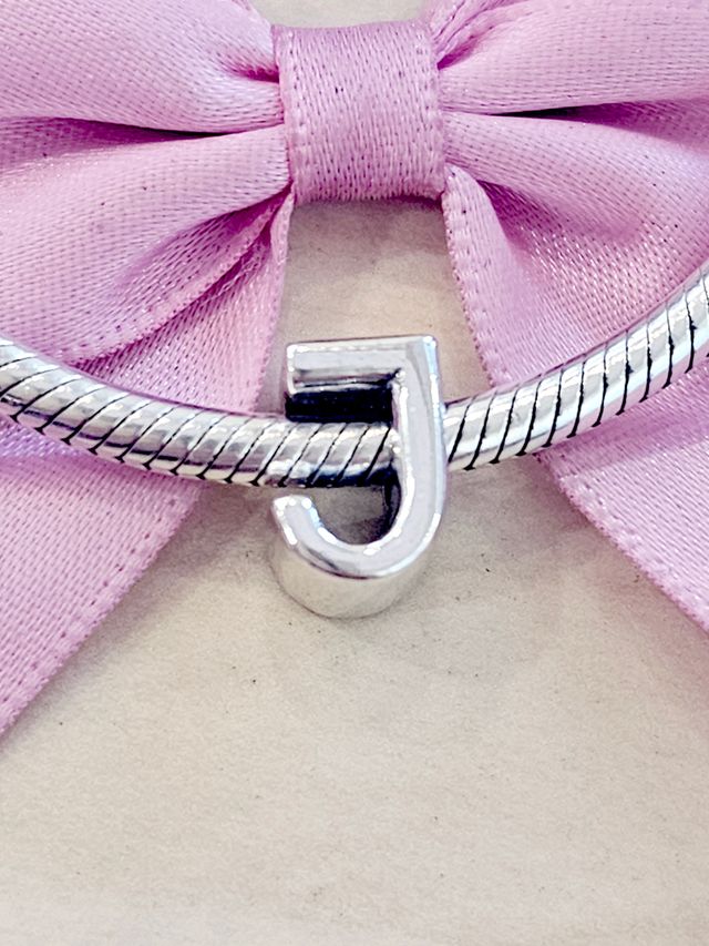 🎀CHARM LETRA J LISA PLATA🎀