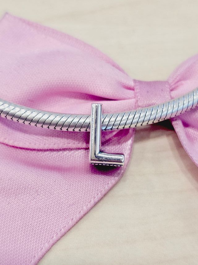 🎀CHARM LETRA J LISA PLATA🎀