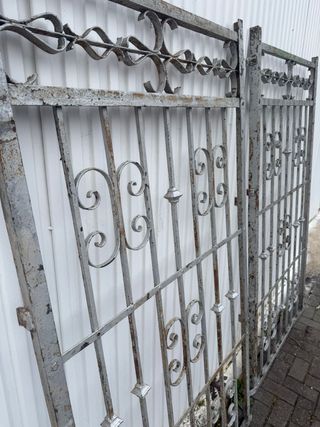 Pareja de rejas hechas a fragua.