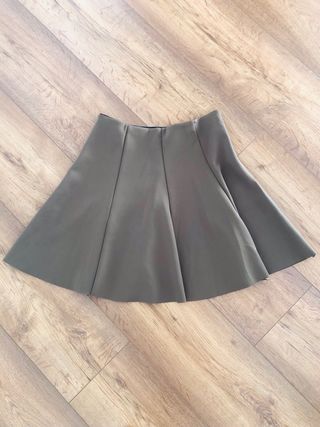 Falda con vuelo. Militar