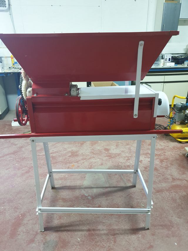 DESPALILLADORA Y ESTRUJADORA. Uvas y manzanas...