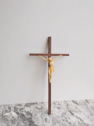 Cruz de madera con Cristo, decoración religiosa