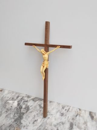 Cruz de madera con Cristo, decoración religiosa