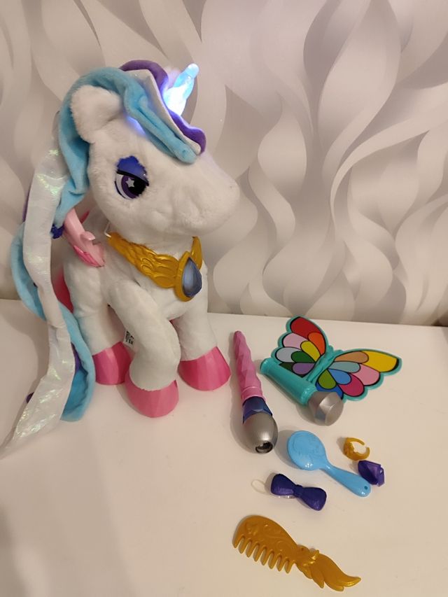 Mila,unicornio canta y maquilla