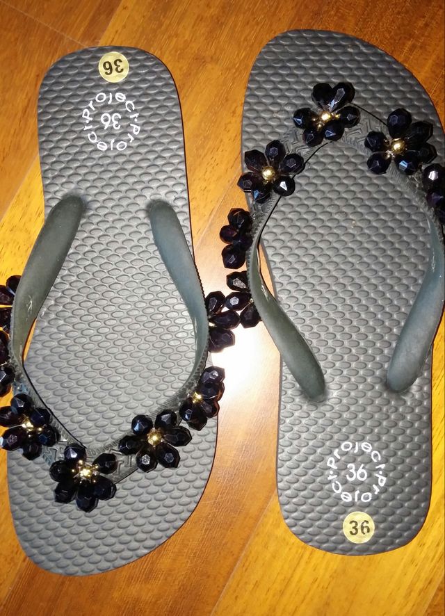 INFRADITO DI GOMMA NERE CON PERLINE