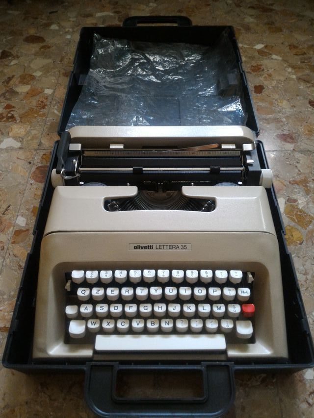 Macchina da scrivere Olivetti LETTERA 35