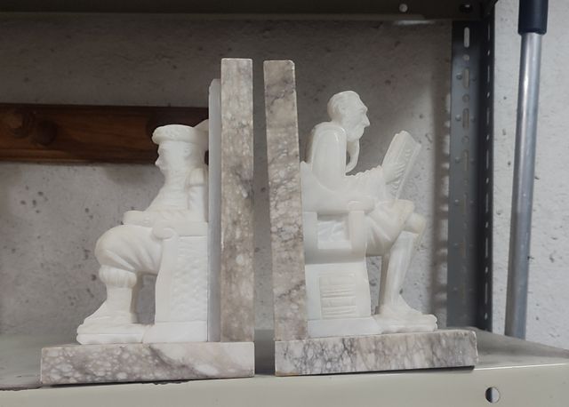 Antiguo sujeta libros