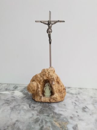 Crucifijo con gruta y Virgen luminosa de colección