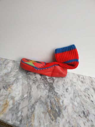 Zapatilla de cuero vintage roja con detalles tejid