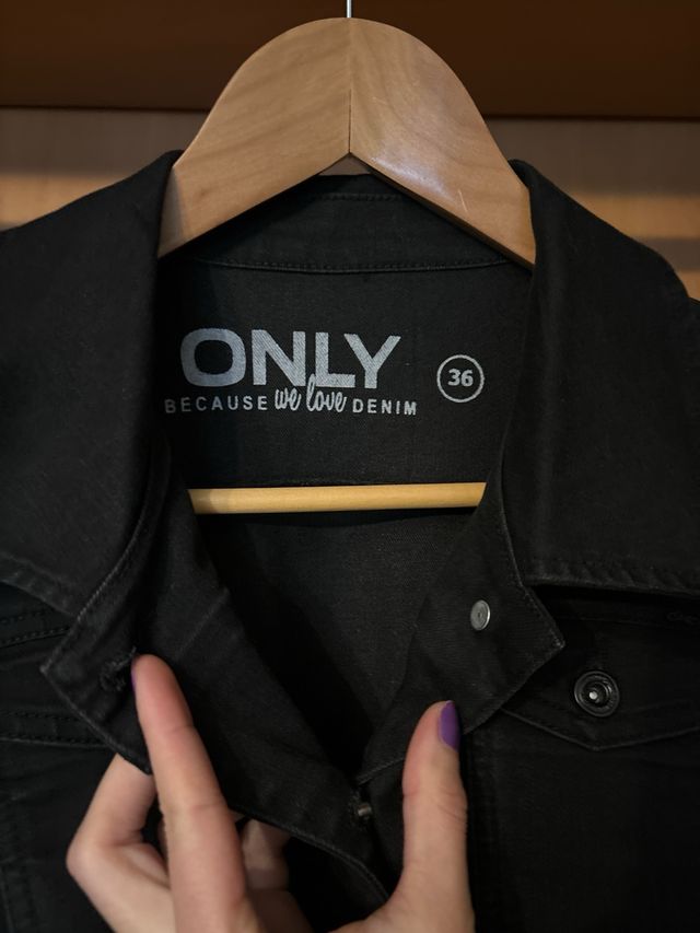 Giacca di jeans con laccetti e ciondoli