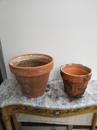 Macetas de barro grandes y pequeñas para jardín