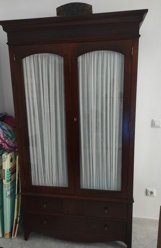 Aparador, Vitrina , Mesa y Lámparas